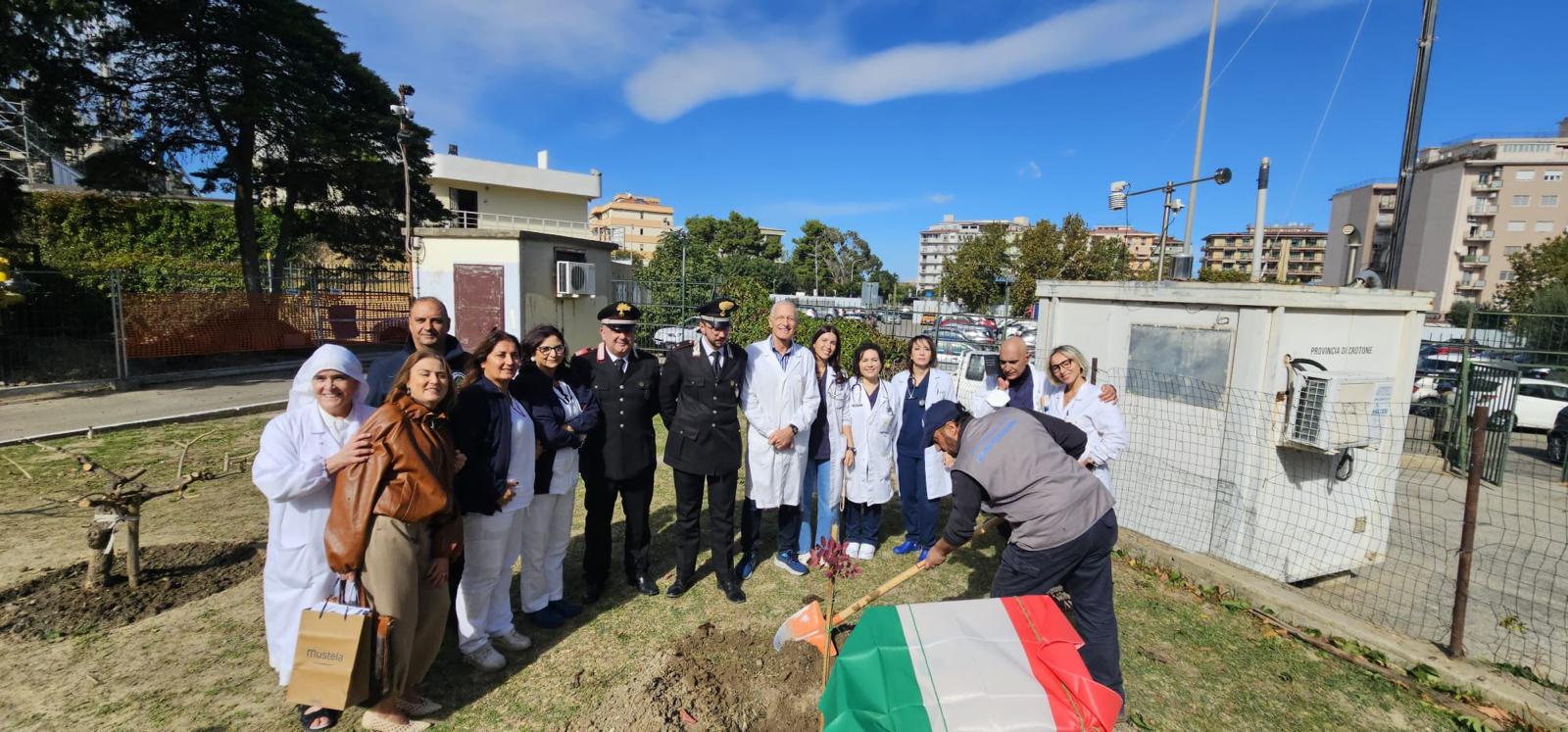 Un albero per la salute: piantumazione all’Ospedale di Crotone